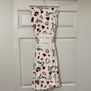 ♥️ RAE DUNN ‘LOVE’ PRINTED PLUSH THROW ♥️